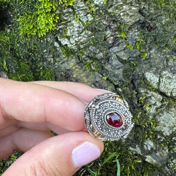 925 Sterling Silver and yellow gold vintage “poisoner’s ring” with garnet - Picture 4 of 16
